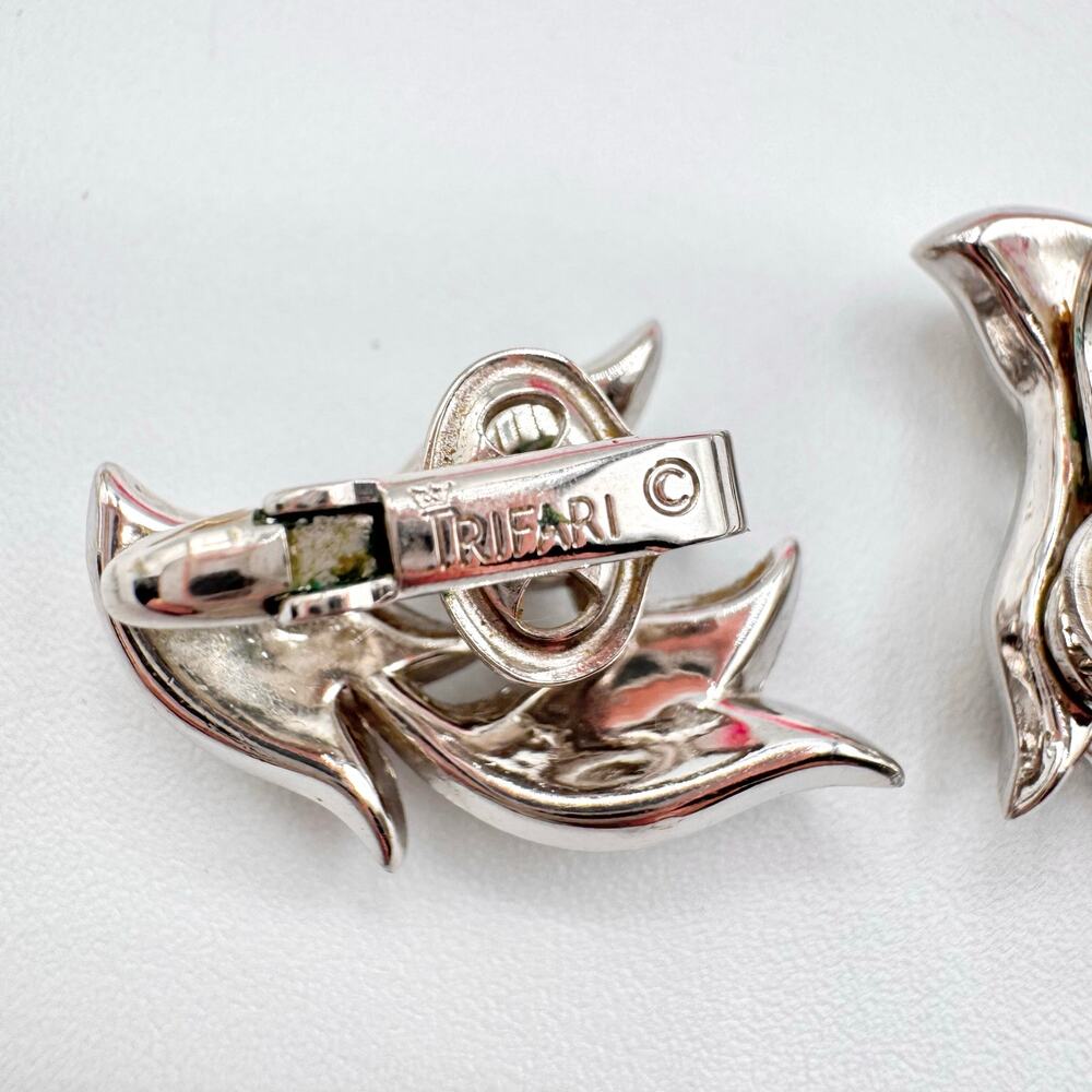 Vintage 3 Pair Clip On Earring Lot Includes Trifari & Unsigned Door Knocker - Picture 8 of 13